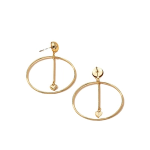 Boucles d'oreilles créoles géométriques dorées avec pendentifs cœur en vue à plat