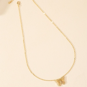 Collana delicata con ciondolo a farfalla traforata dorata e catena sottile regolabile