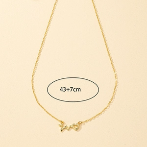 Dettaglio collana battito cardiaco dorata con ciondolo a cuore e catena regolabile 43+7cm