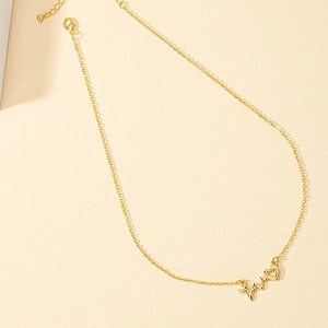 Dettaglio della collana con cuore a battito dorato e chiusura a moschettone regolabile