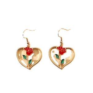 Elegante herzförmige Rosenohrringe aus Goldlegierung mit rotem und grünem Emaille