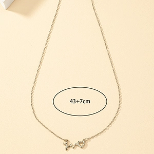 Dettaglio della collana con ciondolo cuore e battito dorato con catena da 43+7cm