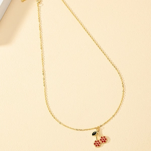 Collier élégant à chaîne dorée avec pendentif cerise en émail rouge et feuille verte