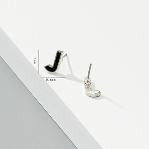 Detailansicht der silbernen J-Ohrstecker mit schwarzer Emaille und 1cm x 0,6cm Maßen