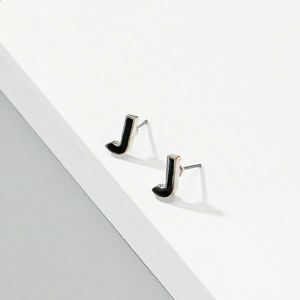 Minimalistische silberne Ohrstecker mit schwarzem Emaille-Buchstaben J Design