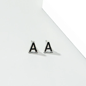 Minimalistischer silberner Buchstabe A Ohrstecker mit Emaille-Finish und weichen Schatten