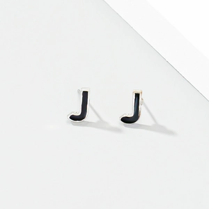 Minimalistische silberne 'J' Buchstaben-Ohrstecker mit schwarzer Emaille-Einlage