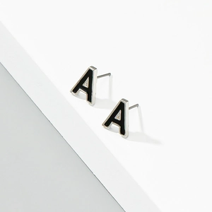 Minimalistische silberne Ohrstecker Buchstabe A mit schwarzer Emaille auf weißem Sockel