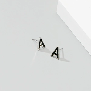 Minimalistische Emaille-Ohrstecker Buchstabe A in Silber-Optik mit schwarzer Füllung