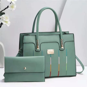 Ensemble sac à main vert sauge et pochette enveloppe avec broderie à rayures décoratives