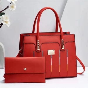 Ensemble de sacs à main en cuir grainé rouge avec rayures verticales colorées