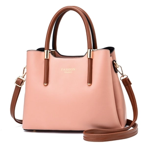 Minimalistische rosa Ledertasche mit braunen Griffen und Fashion Queen Goldprägung