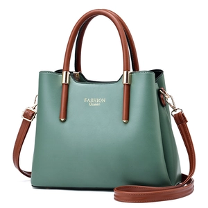 Strukturierte Handtasche in Morandi-Grün und Braun mit Fashion Queen Goldprägung