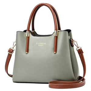 Graugrüne Ledertasche mit braunen Griffen und Fashion Queen Aufschrift in Vorderansicht