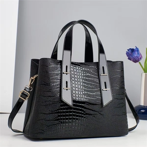 Sac à main classique noir à motif crocodile avec bandoulière réglable et boucle dorée