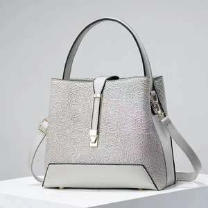 Elegante borsa a secchiello in pizzo grigio chiaro con finiture in pelle e fibbia oro