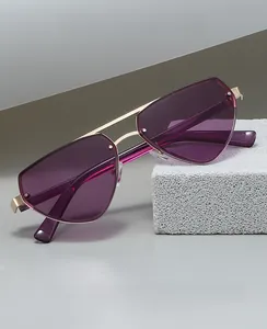 Détail des verres géométriques violets sans monture avec pont en métal doré