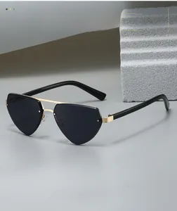 Détail de lunettes de soleil sans monture en forme de cœur avec double pont doré