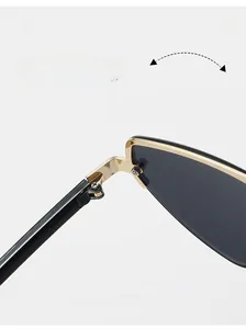 Détail de la charnière métallique durable de lunettes de soleil dorées aux branches noires