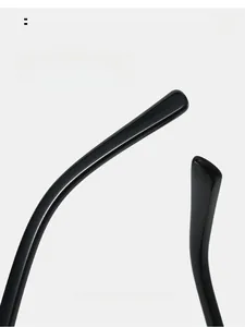 Détails des branches ergonomiques incurvées sur des lunettes de soleil noires