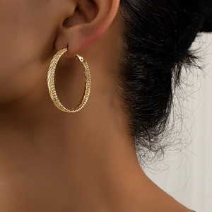 Créoles dorées géométriques en forme de C pour femmes avec texture et style double minimaliste