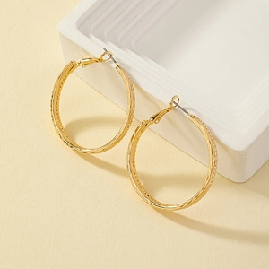 Boucles d'oreilles créoles dorées texturées au design géométrique minimaliste en C