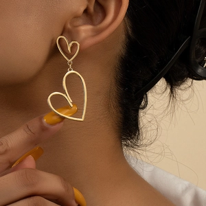 Boucles d'oreilles pendantes asymétriques à double cœur creux en alliage doré