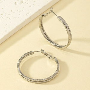 Boucles d'oreilles créoles argentées avec motif géométrique texturé et fermoir tige
