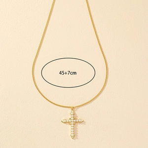 Collier avec pendentif croix et perles blanches sur chaîne dorée, longueur 45+7 cm