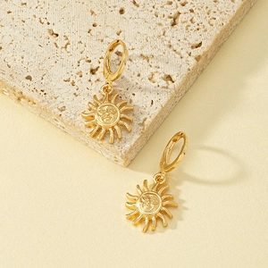 Sun Face Pendant Hoop Earrings Vintage Gold Alloy Embossed Sunburst Bohemian Style For Women Fashion Jewelry