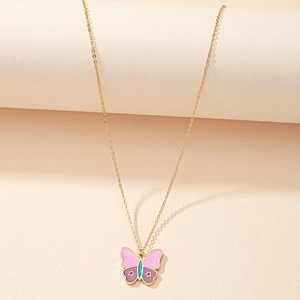 Halskette mit Schmetterlingsanhänger aus Emaille in Rosa und Lila an goldener Kette