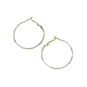 Orecchini a cerchio tondi minimalisti dorati con chiusura classica su sfondo bianco