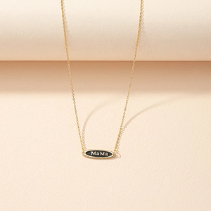 Elegante collana MAMA dorata con ciondolo ovale in smalto nero su uno sfondo raffinato
