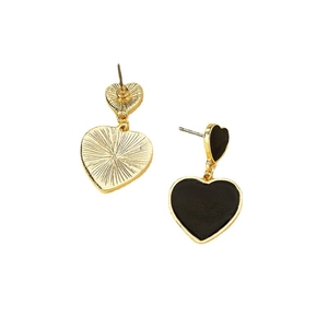 Boucles d'oreilles cœur asymétriques en or et émail noir avec texture radiale