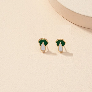 Détail de boucles d'oreilles en forme de légumes avec émail vert et contour doré