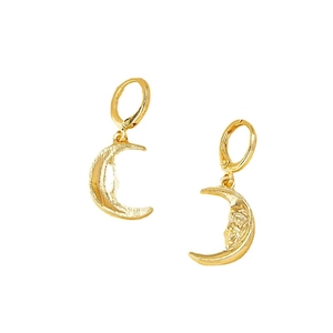 Boucles d'oreilles lune dorées exquises avec texture métallique en relief sur fond blanc