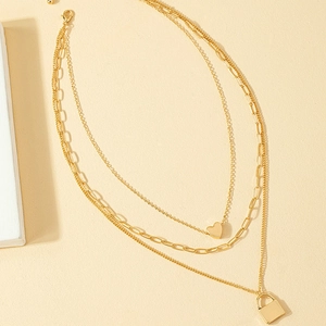 Dreilagige goldene Halskette mit Herz- und Schlossanhängern und moderner Büroklammerkette