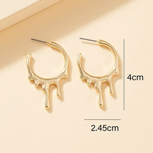 Boucles d'oreilles goutte de lave dorées en métal liquide poli au style minimaliste