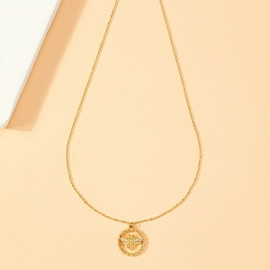 Collier minimaliste doré avec pendentif abeille évidé et détails de bordure tressée