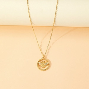 Collier vintage doré avec pendentif abeille rond sur une chaîne à maillons classique