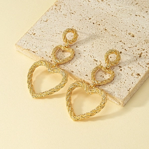Boucles d'oreilles pendantes coeur triple couche dorées avec motifs métalliques tissés