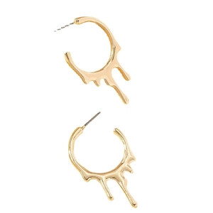 Boucles d'oreilles dorées en forme de goutte d'eau avec finition métallique brillante