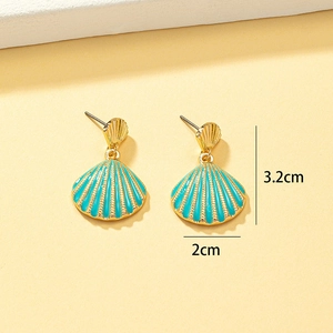 Boucles d'oreilles coquillage dorées avec émail bleu, style d'été épuré, hauteur 3,2cm