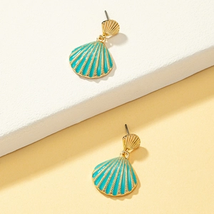 Boucles d'oreilles coquillage dorées avec émail turquoise pour un style plage d'été