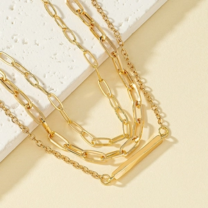 Collier à trois rangs doré avec maille trombone et pendentif barre rectangulaire