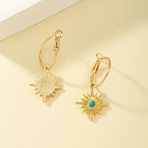 Créoles dorées avec pendentif étoile, pierre turquoise et finition en métal brossé