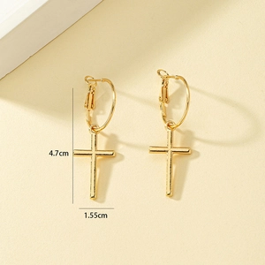 Boucles d'oreilles créoles croix dorées minimalistes avec mesure de 4,7 cm de long
