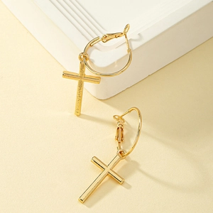 Boucles d'oreilles créoles dorées minimalistes avec pendentif croix et fini mat