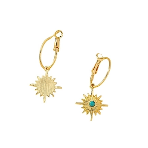 Boucles d'oreilles créoles dorées avec pendentif étoile et perle turquoise sur blanc