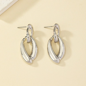 Polished silver alloy interlocking oval chain earrings in a minimalist geometric style